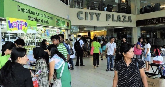 illegal-or-enterprising-indonesian-maids-selling-food-outside-city-plaza